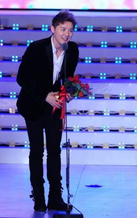 จุนซู (Junsu) ได้รับรางวัล Popular Star Award!