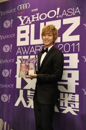 คิมฮยอนจุง (Kim Hyun Joong) คว้าถึง 4 รางวัลจากงาน 2011 Yahoo! Asia Buzz Awards!