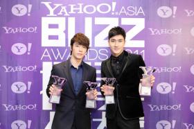 ดงเฮ (Dong Hae) และซีวอน (Si Won) ไปคว้ารางวัลจากงาน 2011 Yahoo! Asia Buzz Awards 