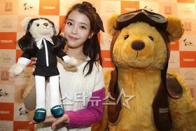 IU, แทยอน (Tae Yeon), ยูนอา (YoonA) และโซฮยอน (Seo Hyun) ไปร่วมงาน 2011 Seoul Doll Fair 