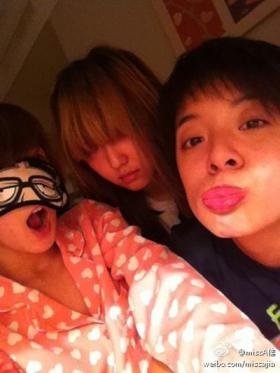 ภาพ Jia, มิน (Min) และ Amber ในชุดนอน?