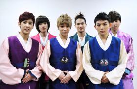 ภาพวง Teen Top ในชุดฮันบกเพื่อฉลองเทศกาลปีใหม่เกาหลี!