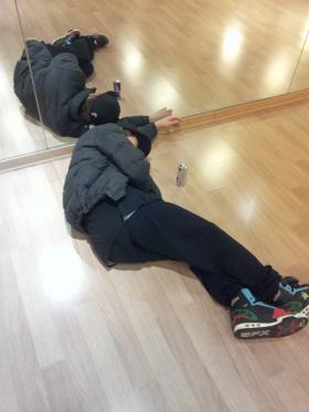 จุนฮยอง (Jun Hyung) เพลียจนนอนหลับอยู่บนพื้น?