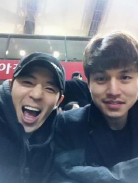 บูม (Boom) และลีดงวุค (Lee Dong Wook) ไปเชียร์ฟุตบอลด้วยกัน!