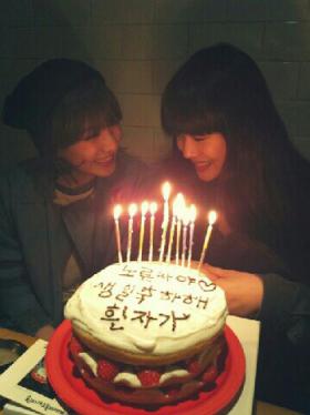 จิยอง (Ji Young) ส่งเค้กครบรอบวันเกิดให้ซอลลี่ (Sulli)