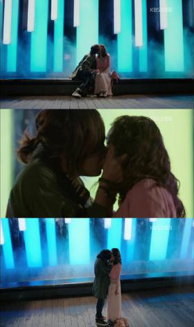 ฉากจูบจางกึนซอค (Jang Geun Suk) และยูนอา (YoonA) ที่หน้าน้ำตกในเรื่อง Love Rain!