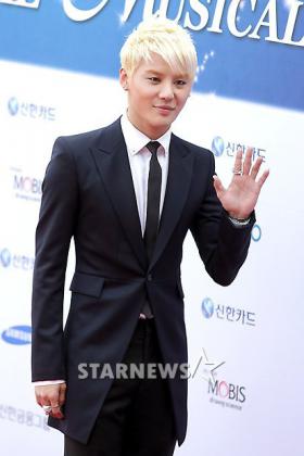 คิมจุนซู (Kim Junsu) คว้ารางวัล Popular Star Award 3 ปีติดต่อกัน!