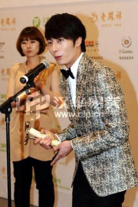 จองอิลวู (Jung Il Woo) รับรางวัลอย่างภูมิใจจากงาน Shanghai TV Festival ครั้งที่ 18 