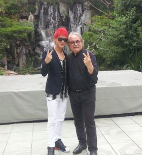 คิมจุนซู (Kim Junsu) ถ่ายภาพกับนักแต่งเพลงละครเวทีชื่อดังทั่วโลก Sylvester Levay