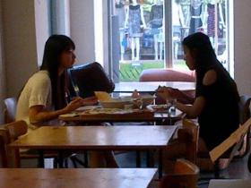 Suzy และ IU ไปทานข้าวด้วยกัน