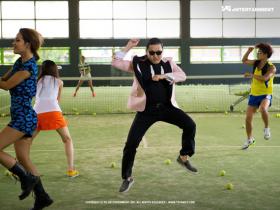 Psy เป็นศิลปินเกาหลีคนแรกที่ติดอันดับ 1 ของ MV ทาง iTunes สหรัฐฯ