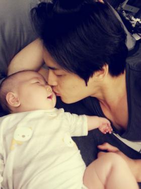 แจจุง (Jae Joong) ทักทายแฟนๆ ด้วยภาพน่ารักของหลานชายของเขา