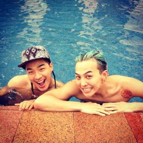 G-Dragon และแทยาง (Tae Yang) ว่ายน้ำเล่นที่สิงคโปร์