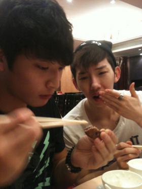 โจควอน (Jo Kwon) และจินอูน (Jin Woon) ทานอาหารชื่อดังในฮ่องกง