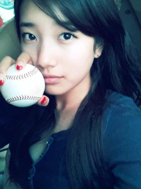 Suzy ดีใจที่ได้ไปโยนเบสบอล!