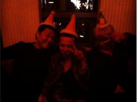 G-Dragon ทักทายแฟนๆ ด้วยภาพเก่าของ Psy และท็อป (T.O.P)