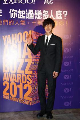 คิมฮยอนจุง (Kim Hyun Joong) คว้า 4 รางวัลที่งาน Yahoo! Asia Buzz Awards 2012!
