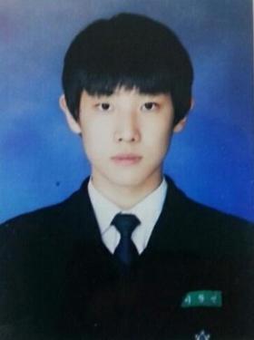 ภาพอีจุน (Lee Joon) จากหนังสือประจำปีของโรงเรียน