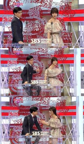 ยูแจซอค (Yoo Jae Suk) และ Suzy โชว์ลีลาที่ 2012 SBS Entertainment Awards 