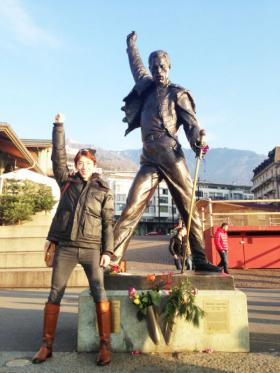 โจควอน (Jo Kwon) ทักทายแฟนๆ ด้วยภาพถ่ายหน้ารูปปั้น Freddie Mercury