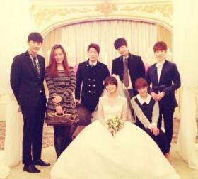 โจควอน (Jo Kwon) และจู (Joo) เผยภาพจากงานแต่งงานของซอนเย (Sun Ye) 