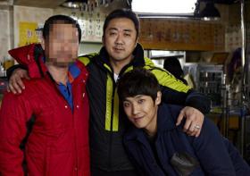 อีจุน (Lee Joon) ถ่ายภาพกับนักแสดงจากเรื่อง An Actor is an Actor