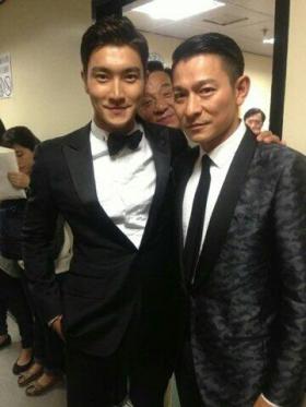 ซีวอน (Si Won) และหลิวเต๋อหัว (Andy Lau) พร้อมเฉินหลง (Jackie Chan) ถ่ายภาพด้วยกัน?