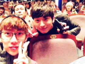โจควอน (Jo Kwon) และจินอูน (Jin Woon) ไปชมละครเพลง Three Musketeers