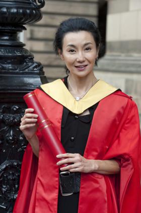 จางม่านอี้ว์ (Maggie Cheung) รับปริญญาดุษฎีฯ จากสกอตแลนด์ 20 ปีแห่งความสำเร็จสูงสุด	