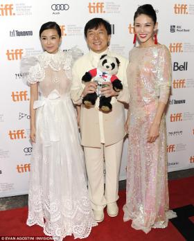 เฉินหลง (Jackie Chan) โชว์แมน ยื่นตุ๊กตาให้นักแสดงสาวปิดหน้าอก
