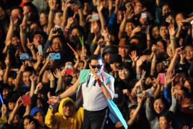 ไซ (Psy) ฟันค่าตัวเฉียด 2 ล้านบาทต่อหนึ่งโชว์ เจ้าตัวบินถึงไทยคืนนี้