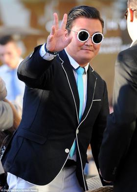 สื่อนอกจับได้ ไซ (Psy) ตัวปลอมบุกเมืองคานส์ ร่วมกินดื่มกับดาราฮอลลีวูด