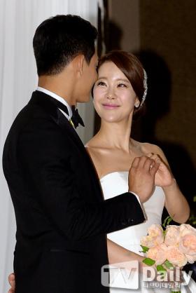เบคจียอง (Baek Ji Young) จูงมือแฟนหนุ่มรุ่นน้องเข้าประตูวิวาห์