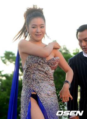 โยมินจอง (Yeo Min Jung) ชุดหล่นเต้าโผล่บนพรมแดงโดนชาวเน็ตสวดยับบอกตั้งใจหลุด