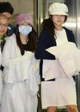 รินะ (Rina) - แอนนา (Anna) วง AKB48 ออกจาก รพ.พร้อมผ้าขนหนูปิดมือ