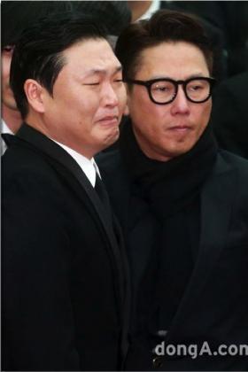 ไซ (Psy) ปล่อยโฮ ร่วมพิธีศพ ชินเฮชอล (Shin Hae Chul) ตำนานวงการเพลงเกาหลี