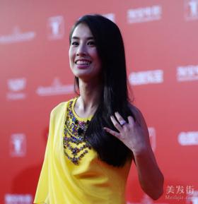 นางเอกหนังคนเล็กหมัดเทวดา หวงเซิ่งอี (Eva Huang) ยอมรับแล้วซ่อนลูกมาหลายปี