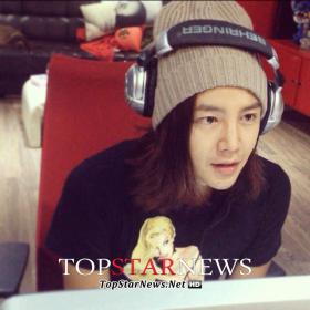 Jang Keun Suk, รับหน้าที่ DJ จัดรายการวิทยุออนไลน์ Jang Geun Suk&#039;s ZIKZIN Radio 