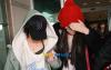 ซึงยอน และกูฮารา พยายามหลบหน้านักข่าว ระหว่างเดินทางออกมาจากสนามบินอินชอน ภายหลั