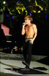 อีทึก (Lee Teuk) อวดหุ่นฟิตในคอนเสิร์ต SMTown Live World Tour 3 