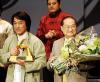 เฉิงหลงรับรางวัล "ผู้ทรงอิทธิพลต่อกังฟูจีน"(ซ้าย) , กิมย้งรับรางวัลเกียรติยศ ผู้แนะนำกังฟูจีนสู่คนทั่วโลก