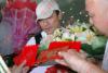 รับซองแดงและช่อดอกไม้จากแฟนคลับที่มาร่วมแสดงความยินดีถึงสนามบินหลังทราบข่าว