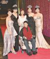 เซอร์ รัน รัน ชอว์ ผู้ก่อตั้ง TVB ห้อมล้อมด้วยสาวๆ เช่นเดียวกับทุกปี