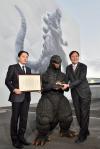 ก็อตซิลล่า (Godzilla) รับประกาศนียบัตรอุทิศตัวให้วงการหนัง 60 ปีเต็ม