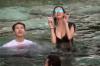 ชมความอวบอึ๋มสาว 40 หลินจือหลิง (Lin Chi Ling) ลงเล่นน้ำตัวเปียกปอน